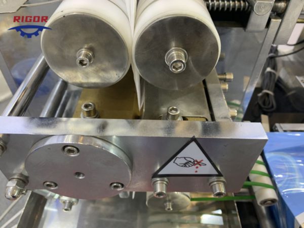 Machine automatique d'équipement de lingettes humides à 3 joints