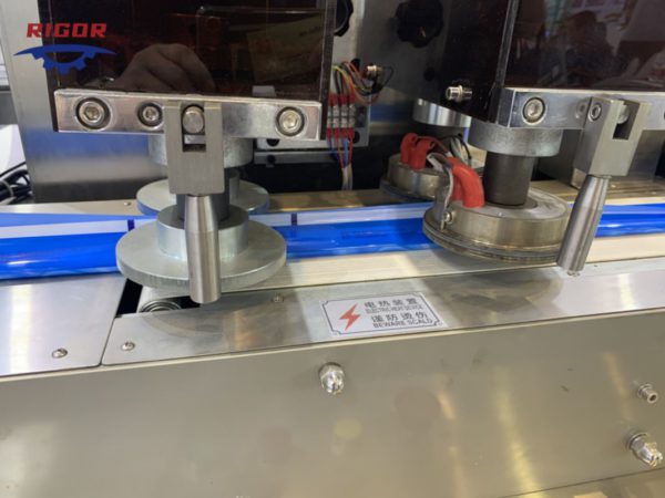 Трехзапечатывающая машина для одноразовых салфеток4